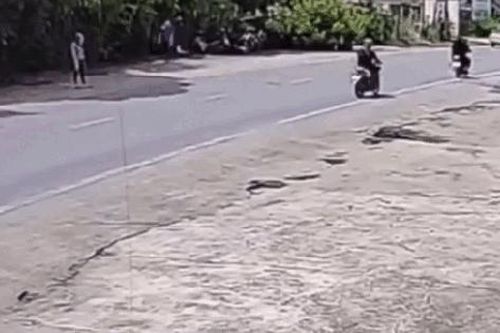 Vừa ngã ra đường sau va chạm, người đàn ông bị xe khách từ phía sau lao tới tông trúng