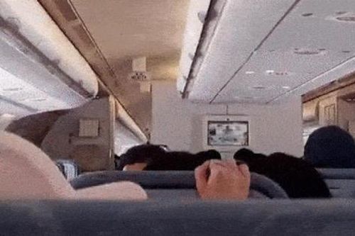 Khoảnh khắc kinh hoàng: Ở độ cao hơn 10.000m, hành khách và tiếp viên bị hất văng trong cabin vì máy bay đi vào vùng thời tiết xấu
