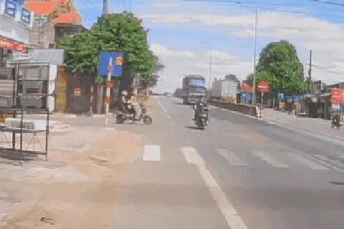 Sang đường kiểu tự sát, hai người đi xe máy bị xe tải đâm gục