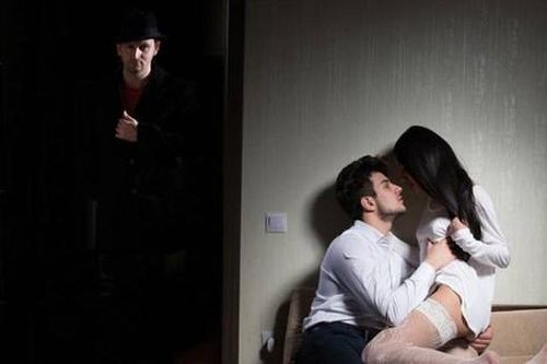 Phát hiện vợ quan hệ bất chính với phù rể ngay trước lễ cưới