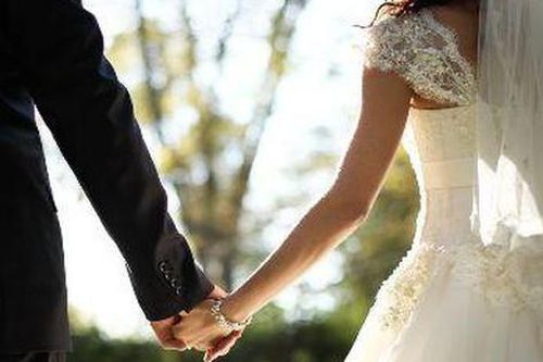 Ngày cưới, chồng dắt người yêu cũ đến và tuyên bố 'Tôi chỉ yêu duy nhất cô gái mà tôi đang nắm tay'
