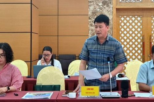 Vũ công mặc phản cảm nhảy trong lồng kính ở Valley Beach Club không chấp nhận được