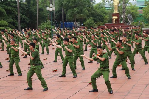 Màn trình diễn đội hình điều lệnh, võ thuật nghiêm - khỏe của Công an quận Nam Từ Liêm