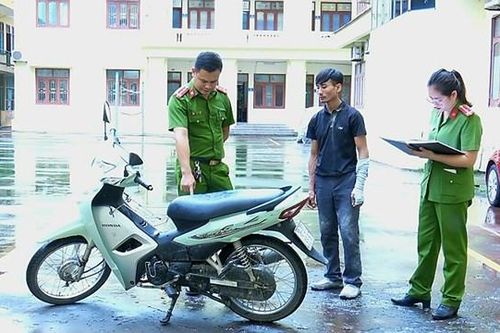 Gã đàn ông đi xe máy, bám theo người phụ nữ nhiều km để lcướp giật