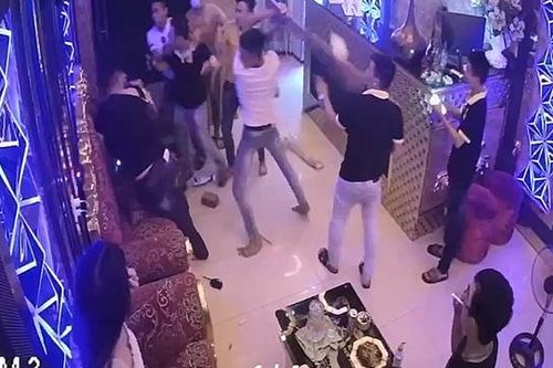 2 nhóm trai làng hỗn chiến để tranh giành 'tay vịn'