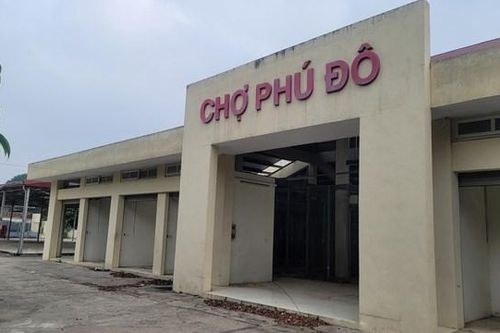 Hà Nội: Tiểu thương buôn bán ở chợ tạm bên cạnh chợ 'tiền tỉ' bỏ hoang