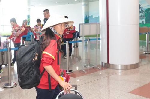Huỳnh Như đội nón lá cùng đồng đội về nước sau VCK World Cup nữ 2023