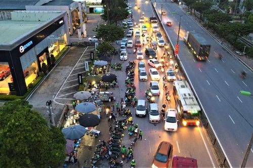 Taxi vây bến xe, chắn cả lối vào trụ sở cảnh sát giao thông