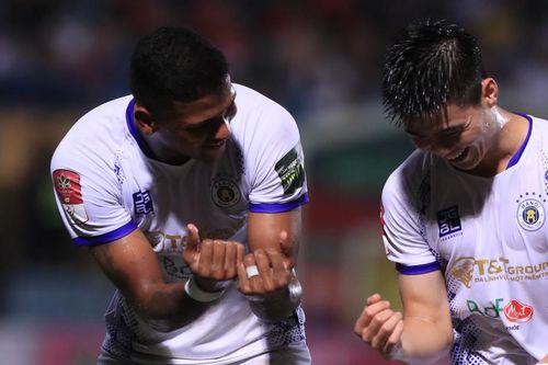 'Thợ săn siêu phẩm' đưa Hà Nội FC vượt CAHN lên đỉnh V-League