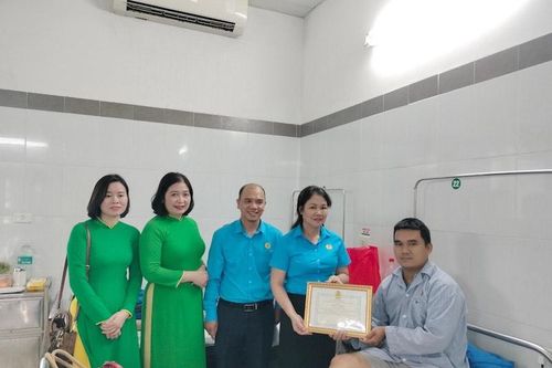 Lái xe taxi Mai Linh cứu sống hai cháu nhỏ rơi xuống hồ nước