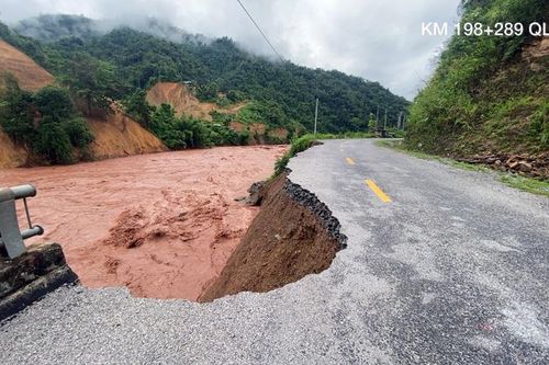 Mưa lũ gây sạt lở lớn trên Quốc lộ 4H