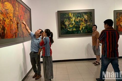 32 bức tranh sơn mài độc đáo được trưng bày tại triển lãm 'Gọi mùa'