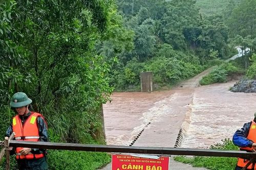 Quảng Bình: Nhiều bản làng ở biên giới bị chia cắt do mưa lũ