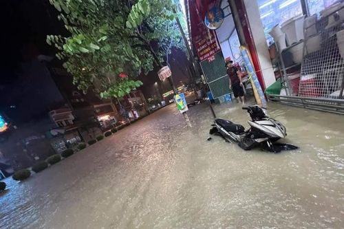 TP Điện Biên Phủ ngập sâu sau cơn mưa lớn