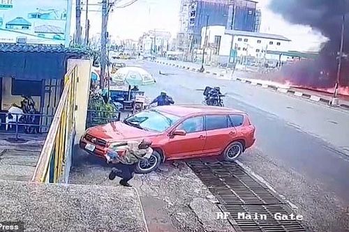 Clip khoảnh khắc máy bay lao đầu xuống đường và bốc cháy