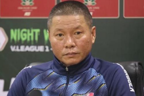 HLV Chu Đình Nghiêm không hài lòng với trọng tài và VAR