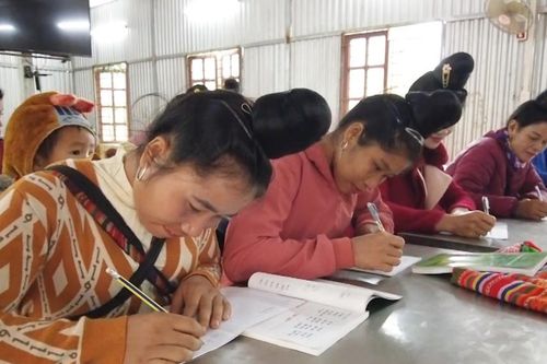 Xóa mù chữ cho người dân tộc thiểu số vùng biên viễn Sông Mã