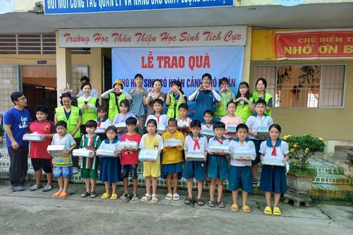 Vĩnh Long tặng 200 bộ sách giáo khoa cho học sinh có hoàn cảnh khó khăn