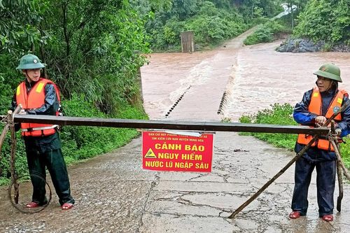 Mưa lớn gây chia cắt giao thông một số ngầm tràn trên biên giới tỉnh Quảng Bình