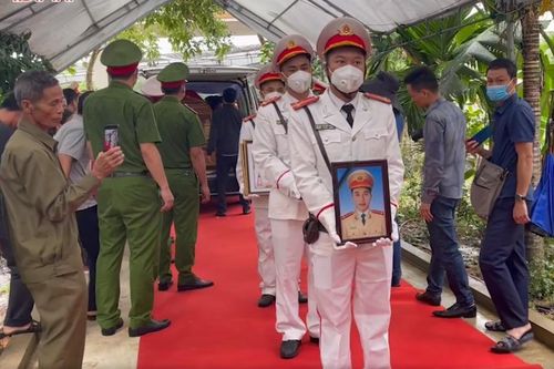 Xúc động đón linh cữu liệt sĩ Lê Ánh Sáng tại quê nhà