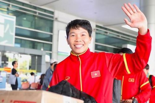 Thủ môn Kim Thanh hạnh phúc trong vòng tay người thân và người hâm mộ