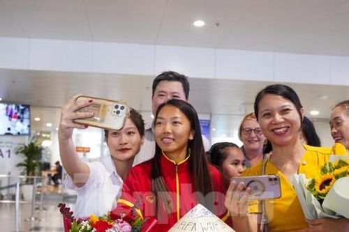 Người hâm mộ háo hức, xúc động đón chờ đội tuyển bóng đá nữ Việt Nam về nước
