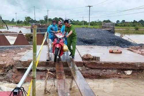 Tình nguyện viên hỗ trợ người dân biên giới khắc phục hậu quả do mưa lũ