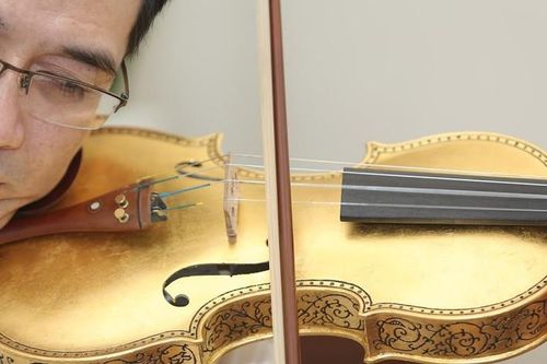 Nghệ sĩ Xuân Huy - anh trai Khánh Thi tiết lộ bộ sưu tập đàn violin có '1-0-2'