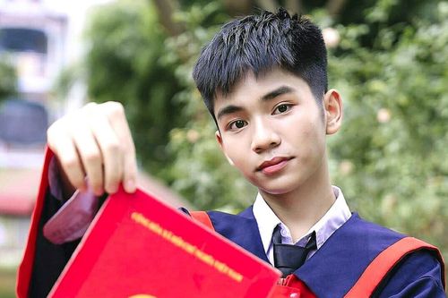 Thủ khoa khối C tỉnh Hưng Yên đi cấy thuê, bóc long nhãn để kiếm tiền học