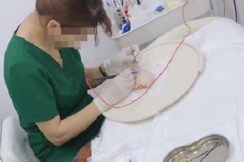 Chỉ học cắt tỉa đùi gà, 'hô biến' thành bác sĩ, chuyên gia thẩm mỹ
