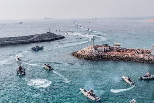 Hình ảnh Iran tập trận rầm rộ, ra mắt tàu mang tên lửa bắn xa 600km