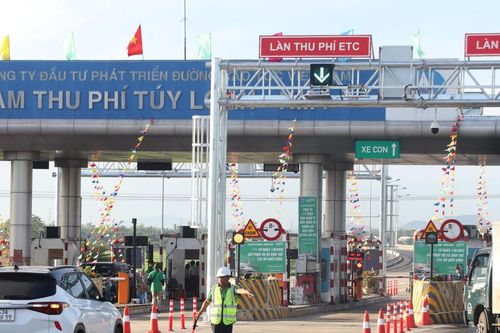 Tài xế vác đá ném vỡ kính ô tô trên cao tốc Đà Nẵng - Quảng Ngãi
