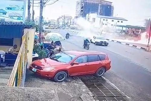 Khoảnh khắc máy bay đâm bổ xuống đường đông xe cộ, bốc cháy dữ dội