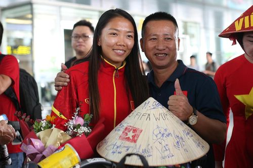 Huỳnh Như bật khóc khi về tới Việt Nam sau kỳ World Cup lịch sử