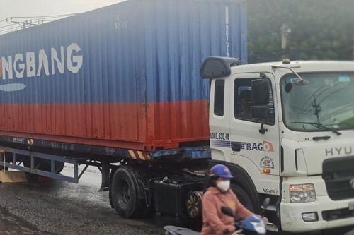 Bị cuốn vào gầm xe container, nam thanh niên tử vong