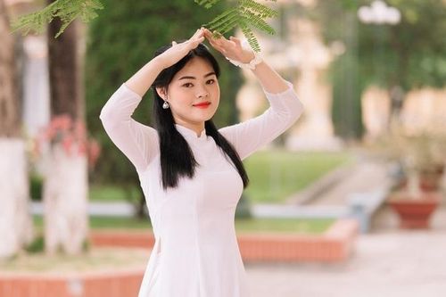 Thủ khoa khối D01 toàn quốc xuất thân gia đình truyền thống, lớp 12 mới sử dụng điện thoại