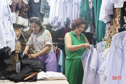 Các cơ sở may đồng phục tất bật 'chốt đơn'