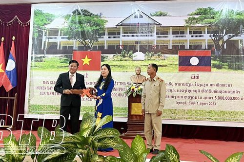 Thêm một trường học được Việt Nam bàn giao cho Lào