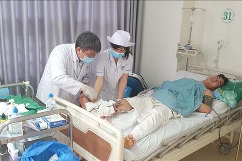 Nối thành công cẳng chân bị đứt cho nam thanh niên