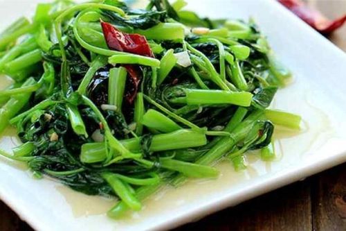 Mẹo xào rau muống xanh, giòn ngon như đầu bếp nhà hàng