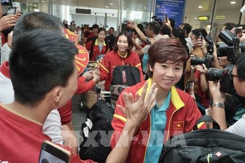 Hình ảnh đội tuyển bóng đá nữ Việt Nam về đến sân bay quốc tế Nội Bài