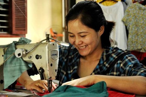 Cô gái 21 năm ngồi xe lăn, khởi nghiệp từ cây kim, sợi chỉ