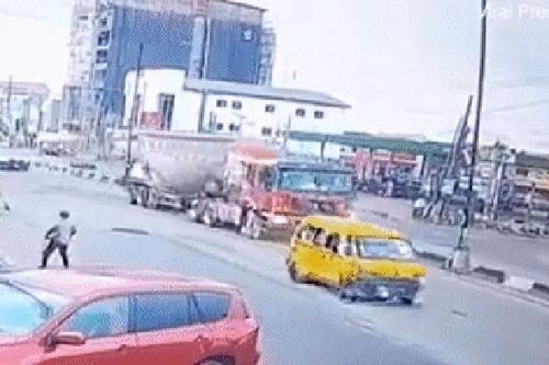 Máy bay đâm sầm xuống đường phố đông đúc, lăn 2 vòng rồi bốc cháy dữ dội ở Nigeria