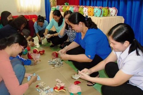 Nuôi heo đất tiết kiệm để giảm nghèo và mua bảo hiểm y tế cho hội viên, phụ nữ