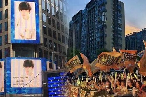 Fan Trung Quốc 'chịu chi': Vé concert ngang giá biệt thự, 'mua' cả đất trên mặt trăng cho idol