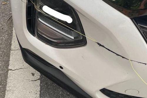 Dây diều cứa đứt mũi ô tô đang chạy, chủ xe 'mếu dở' tốn 12 triệu sửa chữa