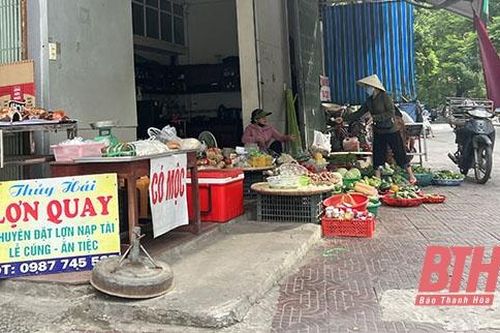 Còn nhiều khó khăn trong giải tỏa chợ cóc, chợ tạm