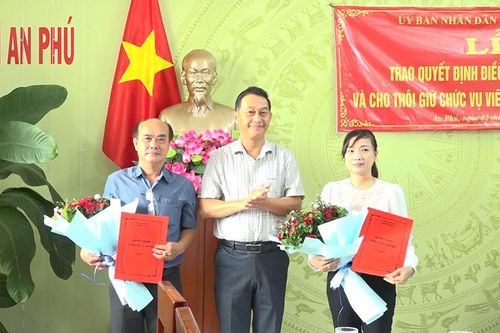 UBND huyện An Phú trao quyết định điều động, bổ nhiệm viên chức ngành giáo dục