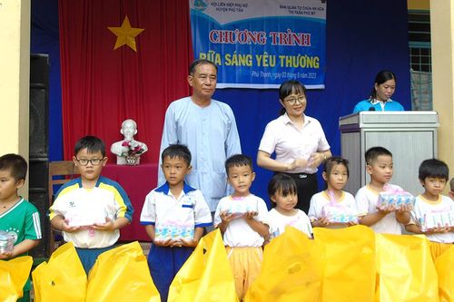Hội Liên hiệp Phụ nữ huyện Phú Tân tổ chức mô hình 'Bữa sáng yêu thương'