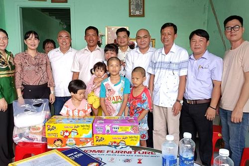 Bàn giao nhà Đại đoàn kết cho hộ cận nghèo ở xã Thoại Giang